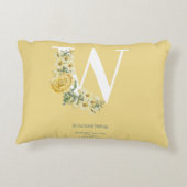 黄ヴィンテージ花イニシャルベビー誕生統計 アクセントクッション (裏面)
