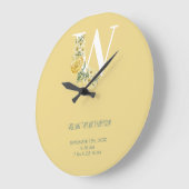 黄ヴィンテージ花イニシャルベビー誕生統計 ラージ壁時計 (傾斜)