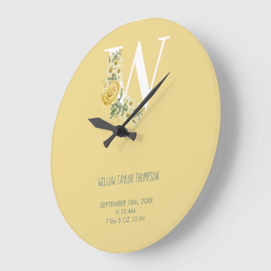 黄ヴィンテージ花イニシャルベビー誕生統計 ラージ壁時計 (傾斜)