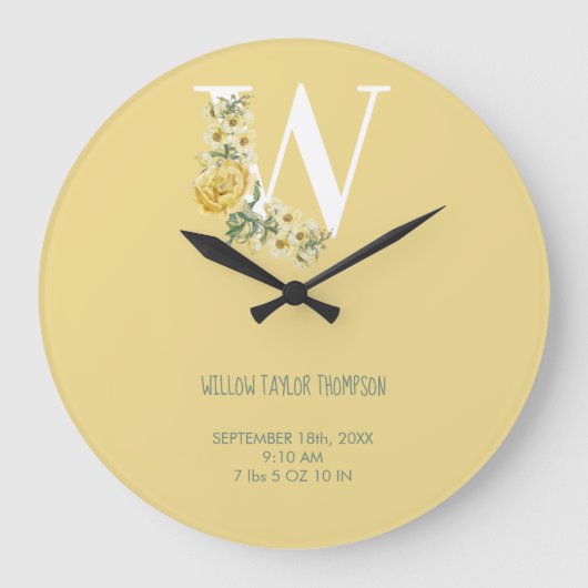黄ヴィンテージ花イニシャルベビー誕生統計 ラージ壁時計 (正面)