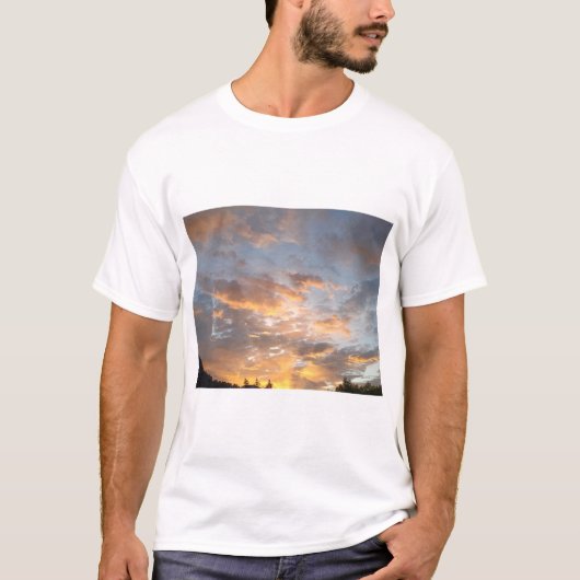 黄昏時の温かい雲が地平線に広がる夕焼けの空 W Tシャツ (正面)