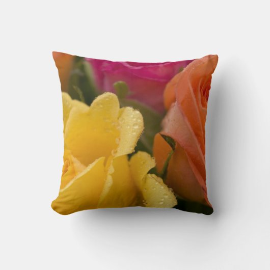 黄橙色およびピンクのバラの雨滴 クッション (正面)