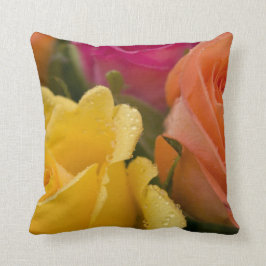 黄橙色およびピンクのバラの雨滴 クッション