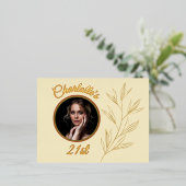 黄淡い色の色およびグラフィック金ゴールドリーフ誕生日 箔招待状ポストカード (立ち正面)