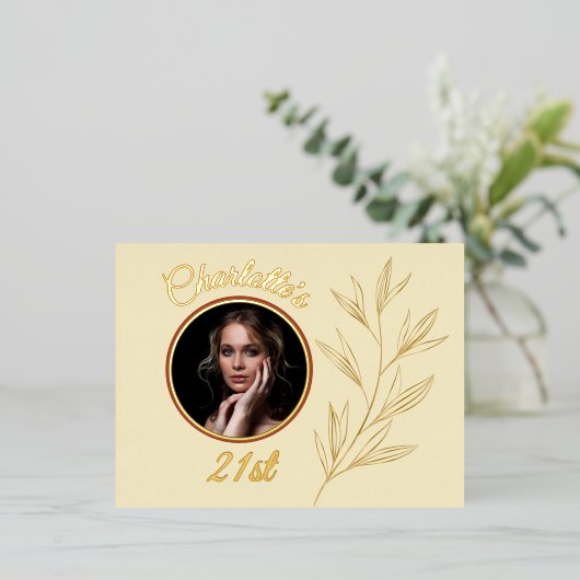 黄淡い色の色およびグラフィック金ゴールドリーフ誕生日 箔招待状ポストカード (立ち正面)