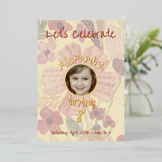 黄淡い色の色インディアン赤フローラ水カラー誕生日 箔招待状 (立ち正面)
