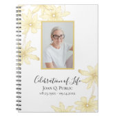 黄淡い色の色デイジー花お祝い ノートブック (正面)