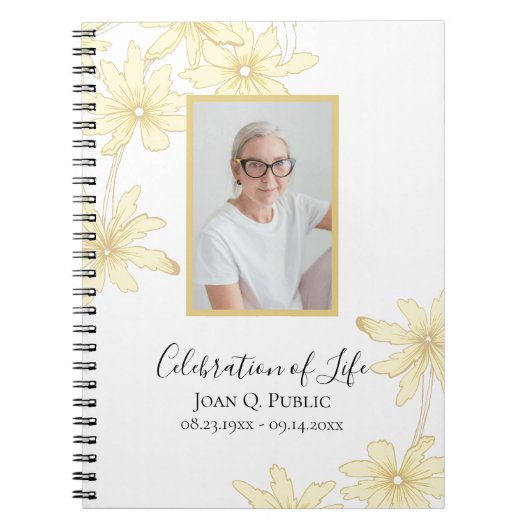 黄淡い色の色デイジー花お祝い ノートブック (正面)