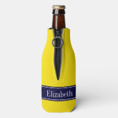 黄無地の色、ネイビーブルーリボン名モノグラム ボトルクーラー (ボトル裏面)