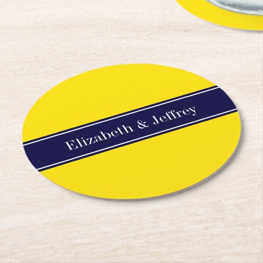 黄無地の色、ネイビーブルーリボン名モノグラム ラウンドペーパーコースター (アングル)
