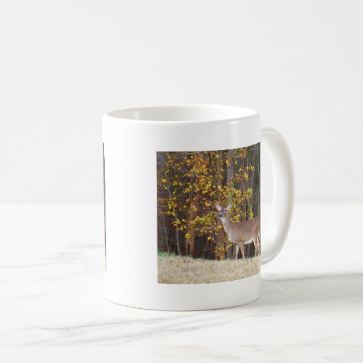 黄秋の木の前の鹿 コーヒーマグカップ (正面右)