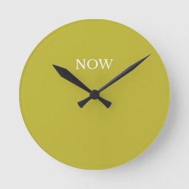 黄緑色のチャートルーズがポップな「Now」デザイン ラウンド壁時計