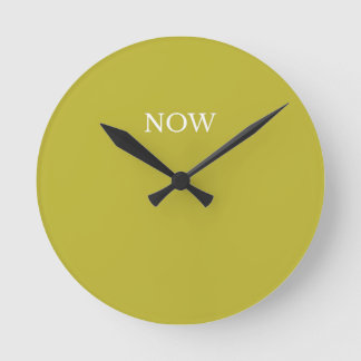 黄緑色のチャートルーズがポップな「Now」デザイン ラウンド壁時計
