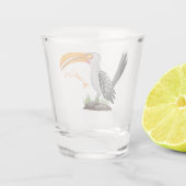 黄色いおもしろいハナシバサリの鳥の漫画 ショットグラス (裏面)