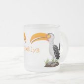 黄色いおもしろいハナシバサリの鳥の漫画 フロストグラスマグカップ (正面右)