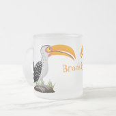 黄色いおもしろいハナシバサリの鳥の漫画 フロストグラスマグカップ (正面左)