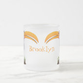 黄色いおもしろいハナシバサリの鳥の漫画 フロストグラスマグカップ (中央)