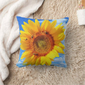 黄色いひまわりとミツバチ(青空) – 夏の日 クッション (ブランケット)