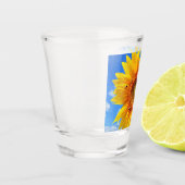 黄色いひまわりとミツバチ（青空） – 夏の日 ショットグラス (左)