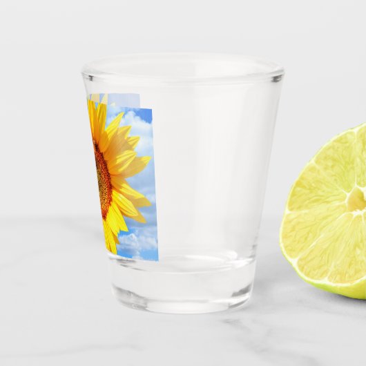 黄色いひまわりとミツバチ（青空） – 夏の日 ショットグラス (右)
