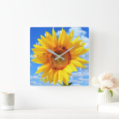 黄色いひまわりとミツバチ（青空） – 夏の日 スクエア壁時計 (ホーム)