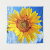 黄色いひまわりとミツバチ（青空） – 夏の日 タペストリー (正面(横))