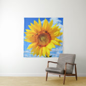 黄色いひまわりとミツバチ（青空） – 夏の日 タペストリー (インサイチュ)