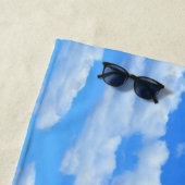 黄色いひまわりとミツバチ（青空） – 夏の日 ビーチタオル (インサイチュ)