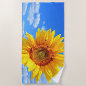 黄色いひまわりとミツバチ（青空） – 夏の日 ビーチタオル (正面)