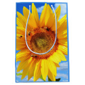 黄色いひまわりとミツバチ（青空） – 夏の日 ミディアムペーパーバッグ (正面)