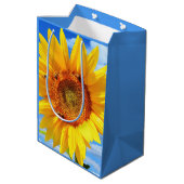 黄色いひまわりとミツバチ（青空） – 夏の日 ミディアムペーパーバッグ (裏面アングル)