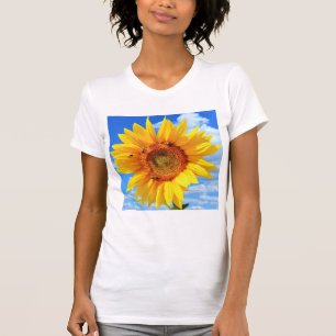 黄色いひまわりとミツバチ(青空) – 夏の日 Tシャツ