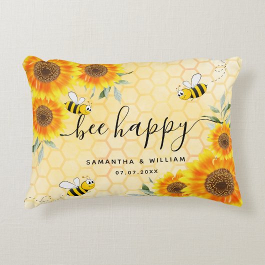 黄色いひまわりと蜂のラスティックな結婚式のカップル アクセントクッション (正面)