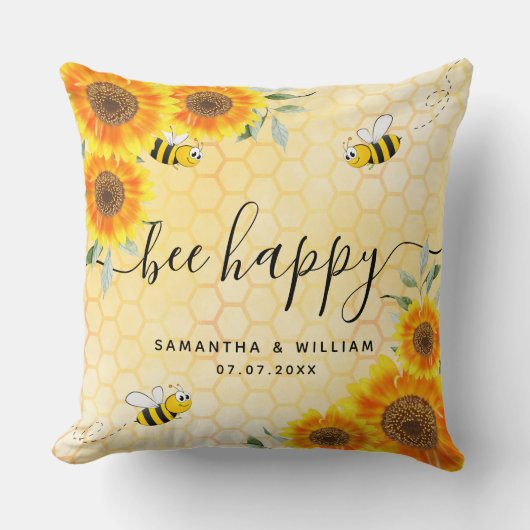 黄色いひまわりと蜜蜂のいる、素朴なウェディングカップル クッション (正面)