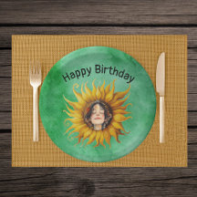 黄色いひまわりの中心にいる誕生日の女の子の顔 