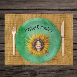 黄色いひまわりの中心にいる誕生日の女の子の顔 ペーパープレート