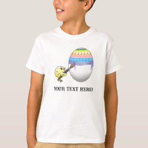 黄色いひよこがカラフルなイースターエッグを描く Tシャツ