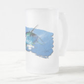 黄色いひれマグロによって曇らされるビールガラス フロストグラスビールジョッキ (正面右)