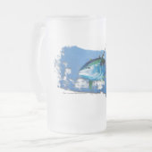 黄色いひれマグロによって曇らされるビールガラス フロストグラスビールジョッキ (正面左)