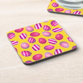 黄色いイースターエッグおよびピンクパターン コースター (左側)