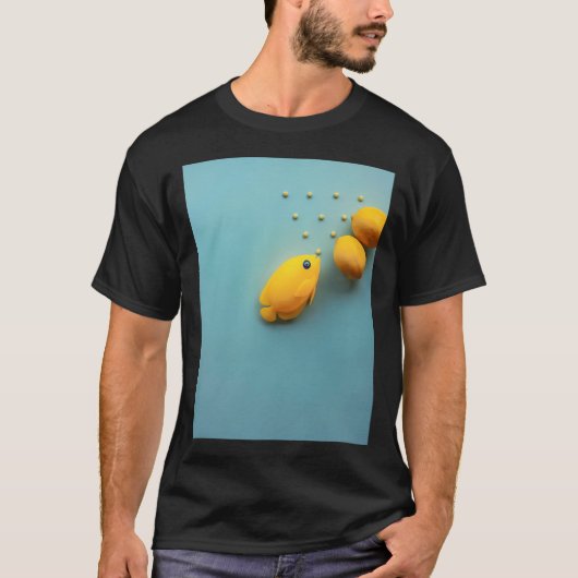 黄色いエンゼルフィッシュ３匹の餌やり Tシャツ (正面)