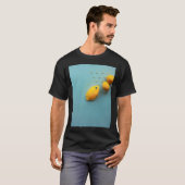 黄色いエンゼルフィッシュ３匹の餌やり Tシャツ (正面フル)