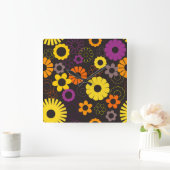 黄色いオレンジ色と紫のレトロな花 スクエア壁時計 (ホーム)