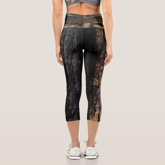 黄色いカッコいい地衣類を持つ茶色の苔むした木の樹皮 カプリレギンス (裏面)