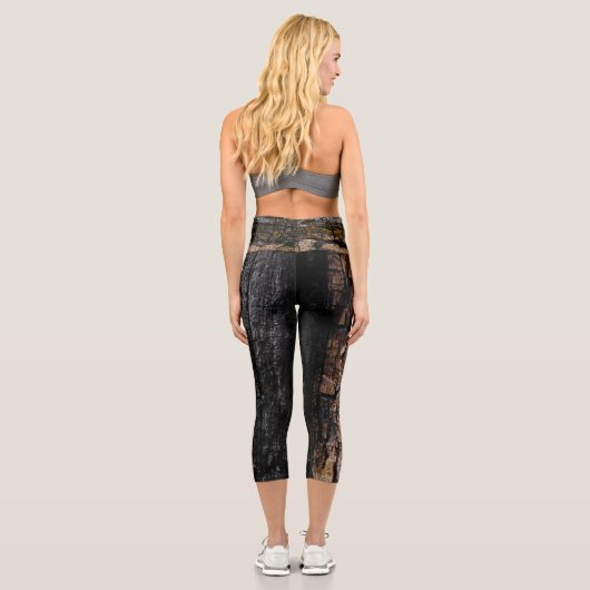 黄色いカッコいい地衣類を持つ茶色の苔むした木の樹皮 カプリレギンス (裏面)