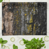 黄色いカッコいい地衣類を持つ茶色の苔むした木の樹皮 キッチンタオル (折り畳み)