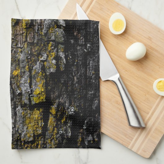 黄色いカッコいい地衣類を持つ茶色の苔むした木の樹皮 キッチンタオル (四つ折り)