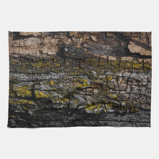 黄色いカッコいい地衣類を持つ茶色の苔むした木の樹皮 キッチンタオル (横)