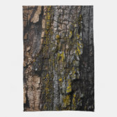 黄色いカッコいい地衣類を持つ茶色の苔むした木の樹皮 キッチンタオル (縦)