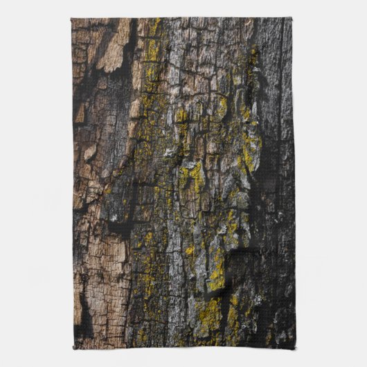 黄色いカッコいい地衣類を持つ茶色の苔むした木の樹皮 キッチンタオル (縦)